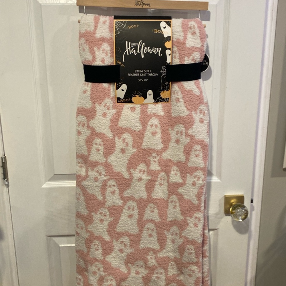 BNWT HAPPY HALLOWEEN Viral Pink Ghost Super Soft Blanket
